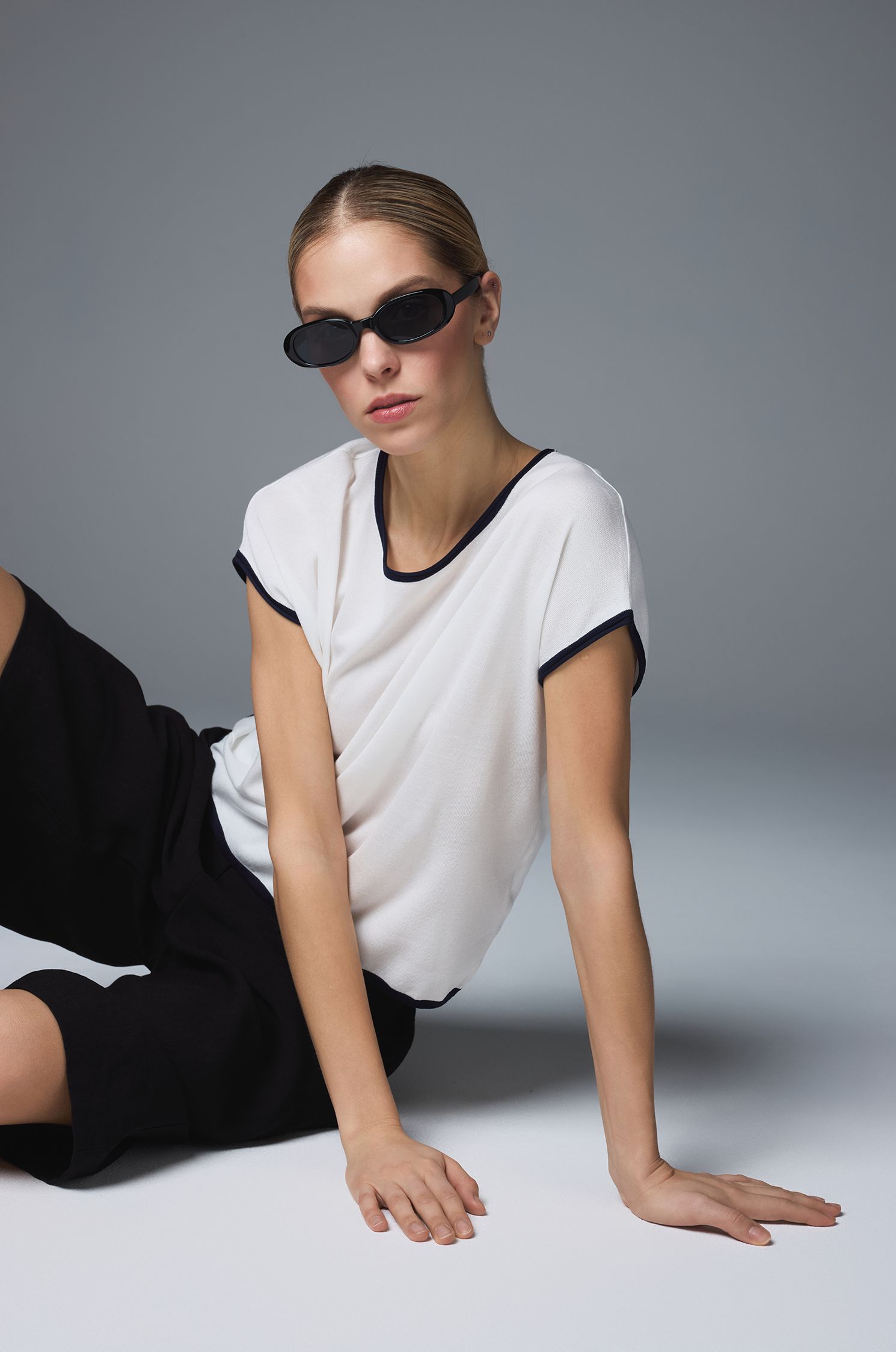 Dzianinowa bluzka ecru z kontrastowym wykończeniem Solar Obraz 1