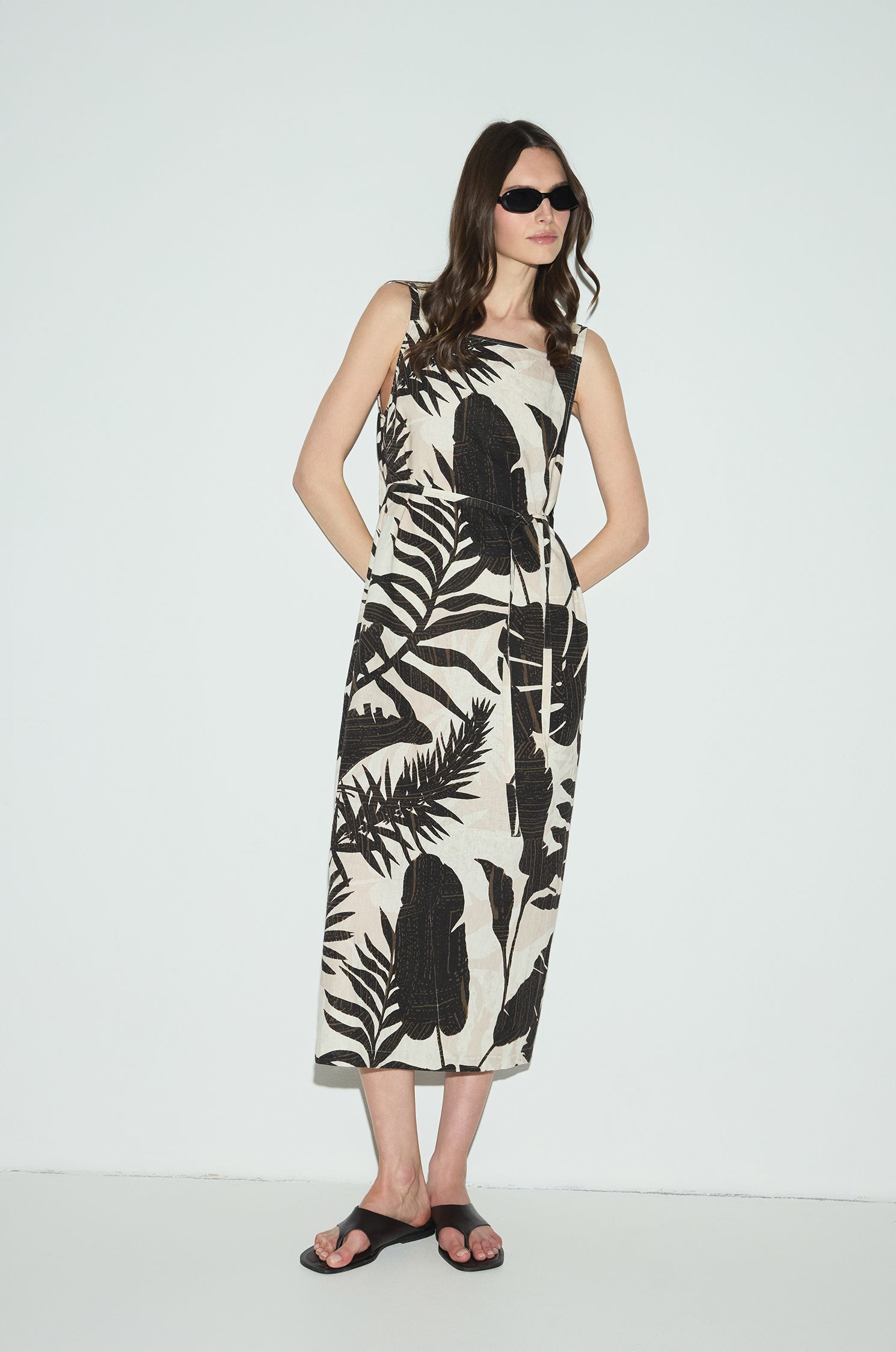 Sukienka z brązowym printem botanicznym Solar Obraz 1