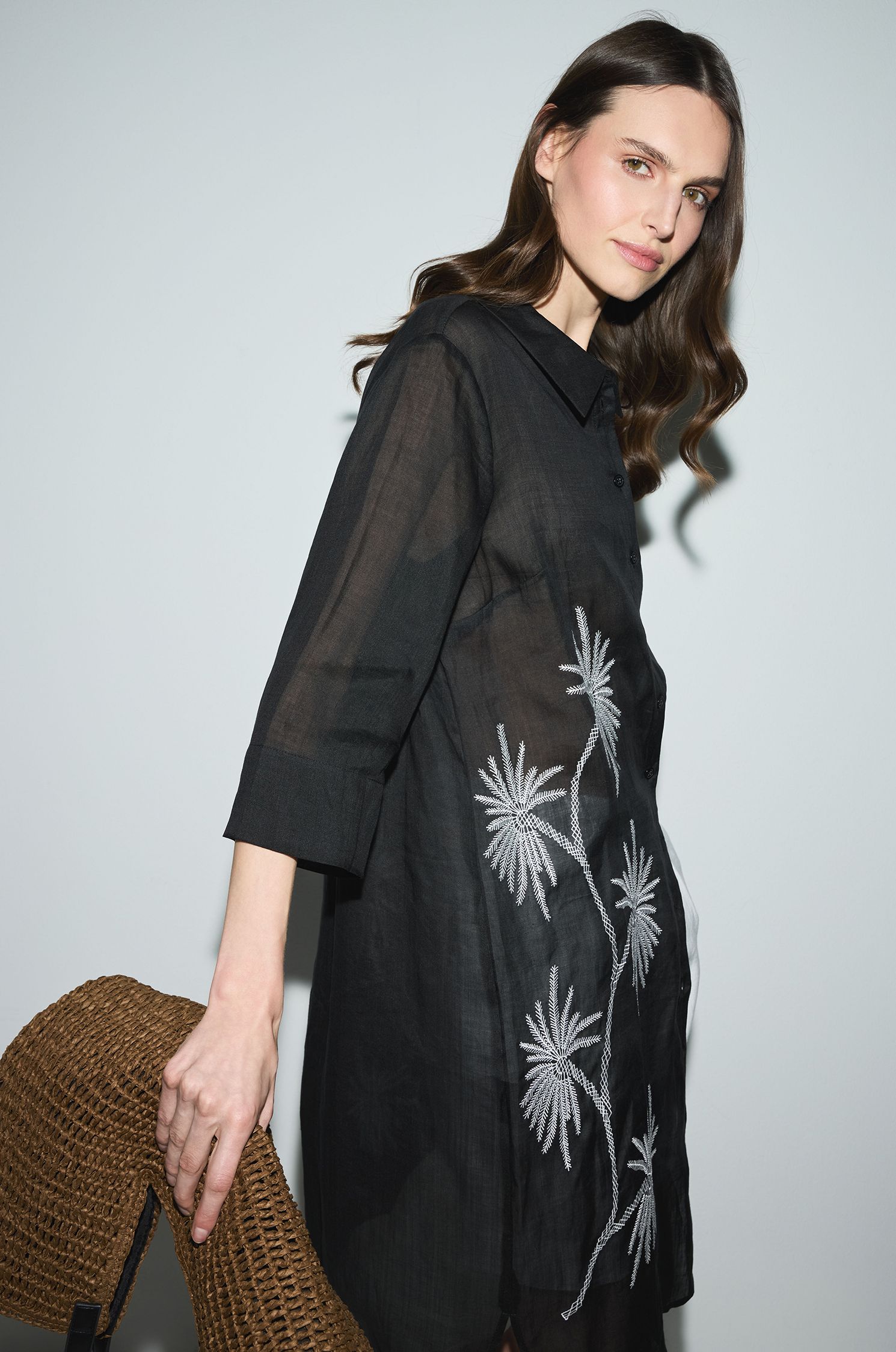 Koszulowa sukienka midi z haftem Solar Obraz 3