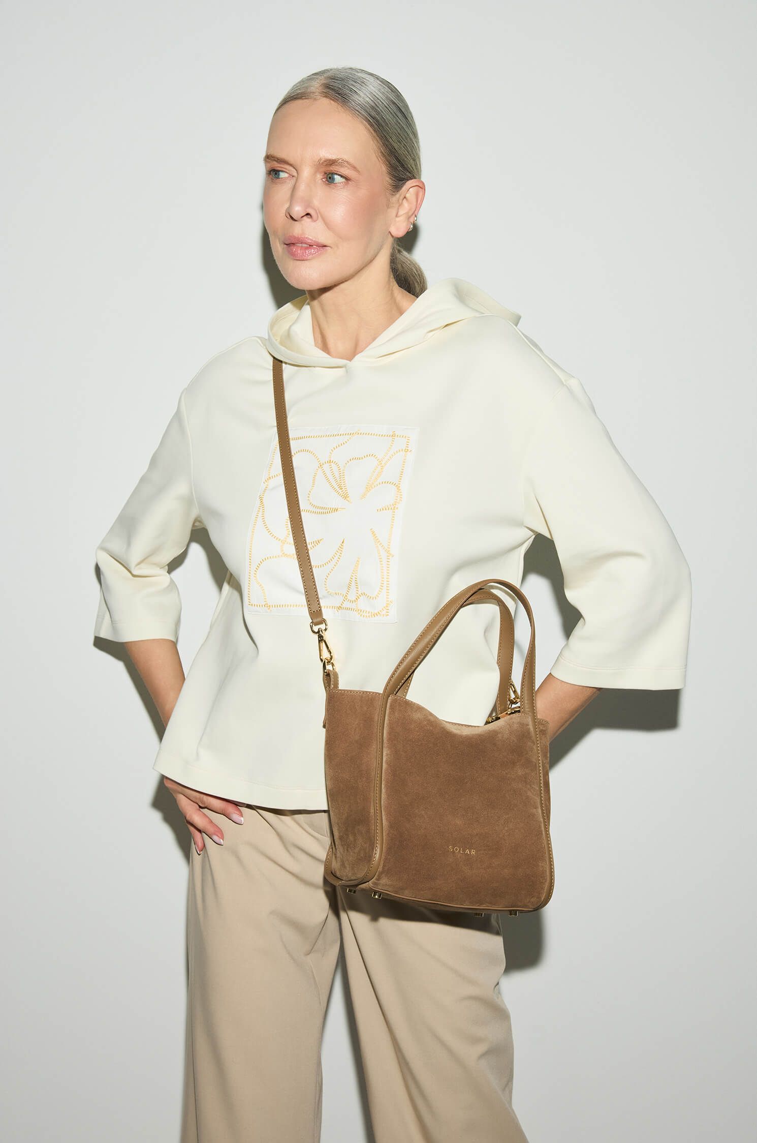 Beżowa bluza z autorską aplikacją Solar Obraz 2