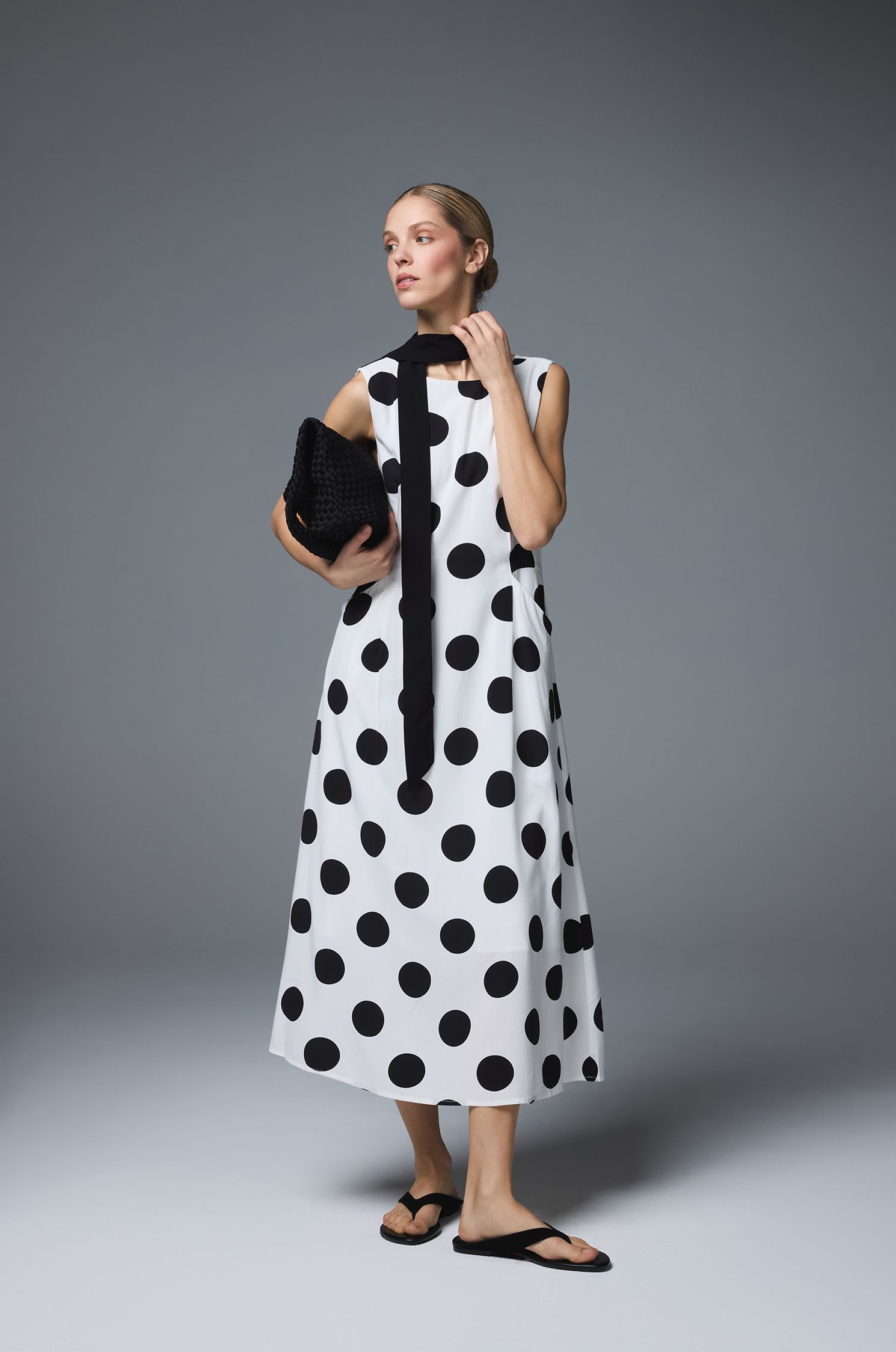 Sukienka midi w grochy z paskiem Solar Obraz 2