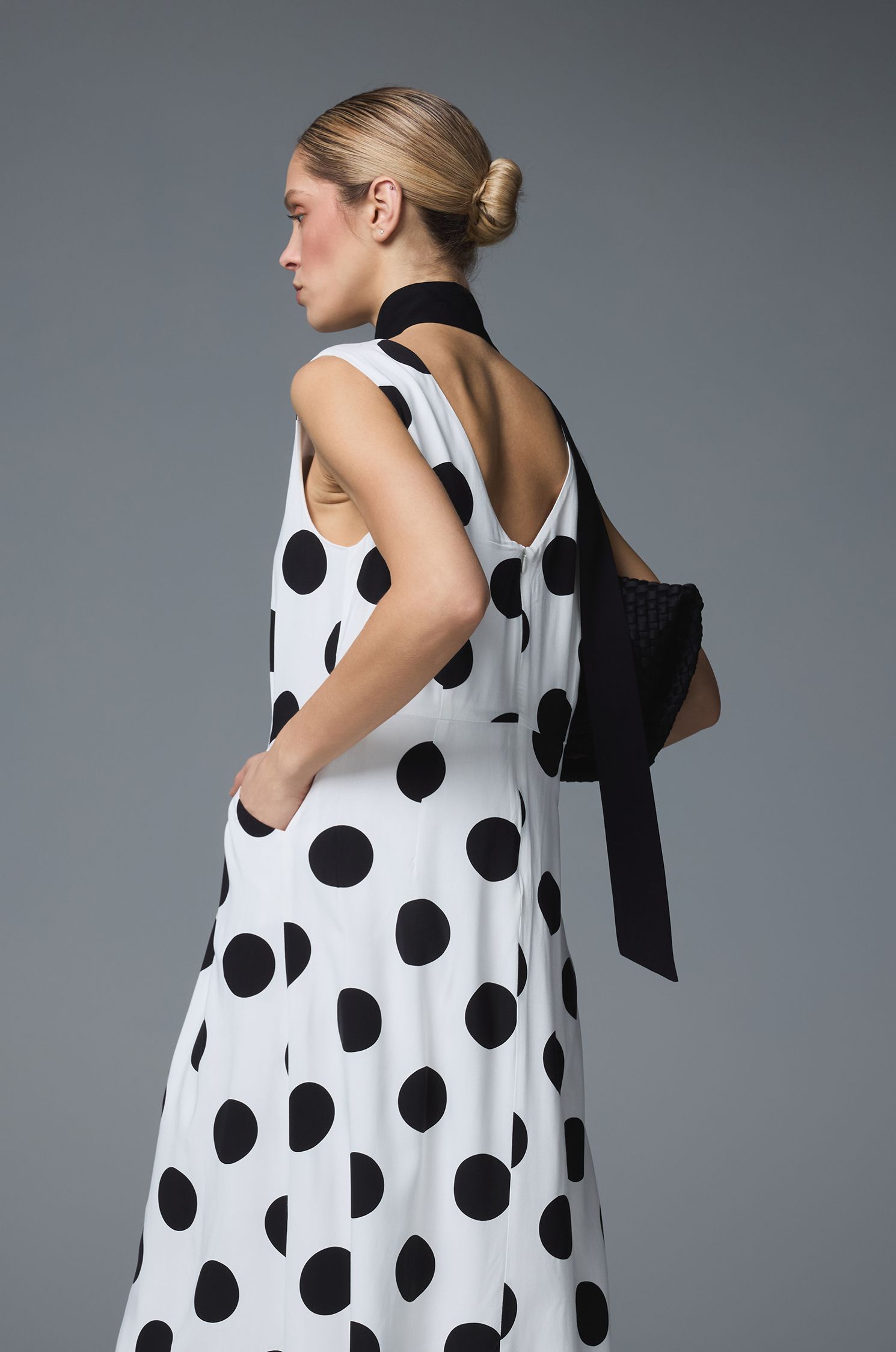 Sukienka midi w grochy z paskiem Solar Obraz 3