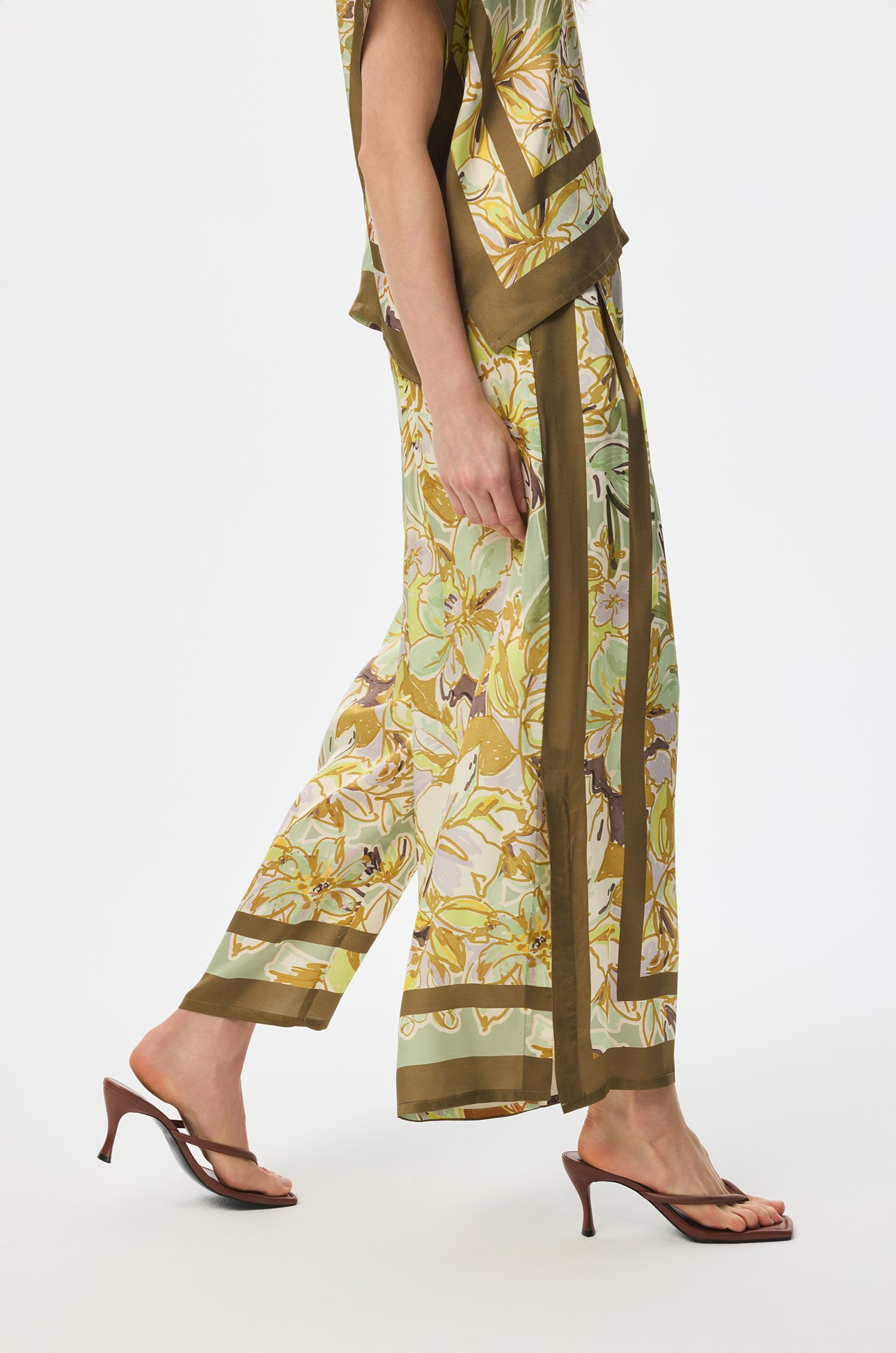 Spodnie wide leg z florystycznym printem Solar Obraz 2