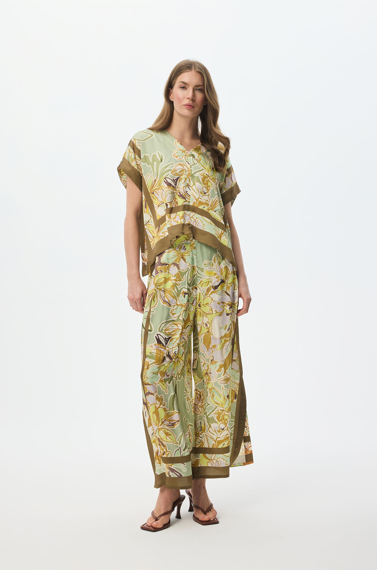 Spodnie wide leg z florystycznym printem Solar Obraz 3