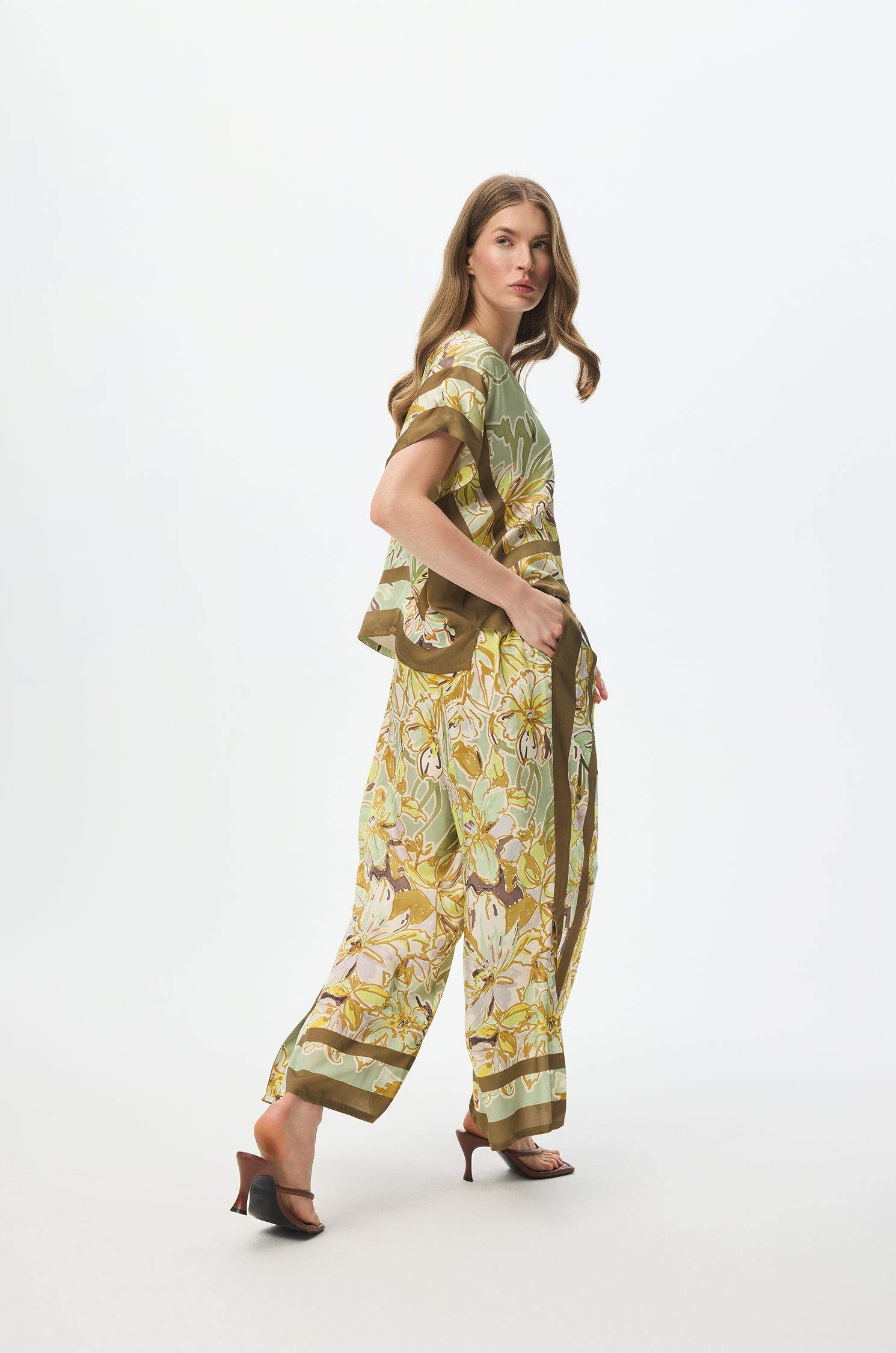 Spodnie wide leg z florystycznym printem Solar Obraz 1