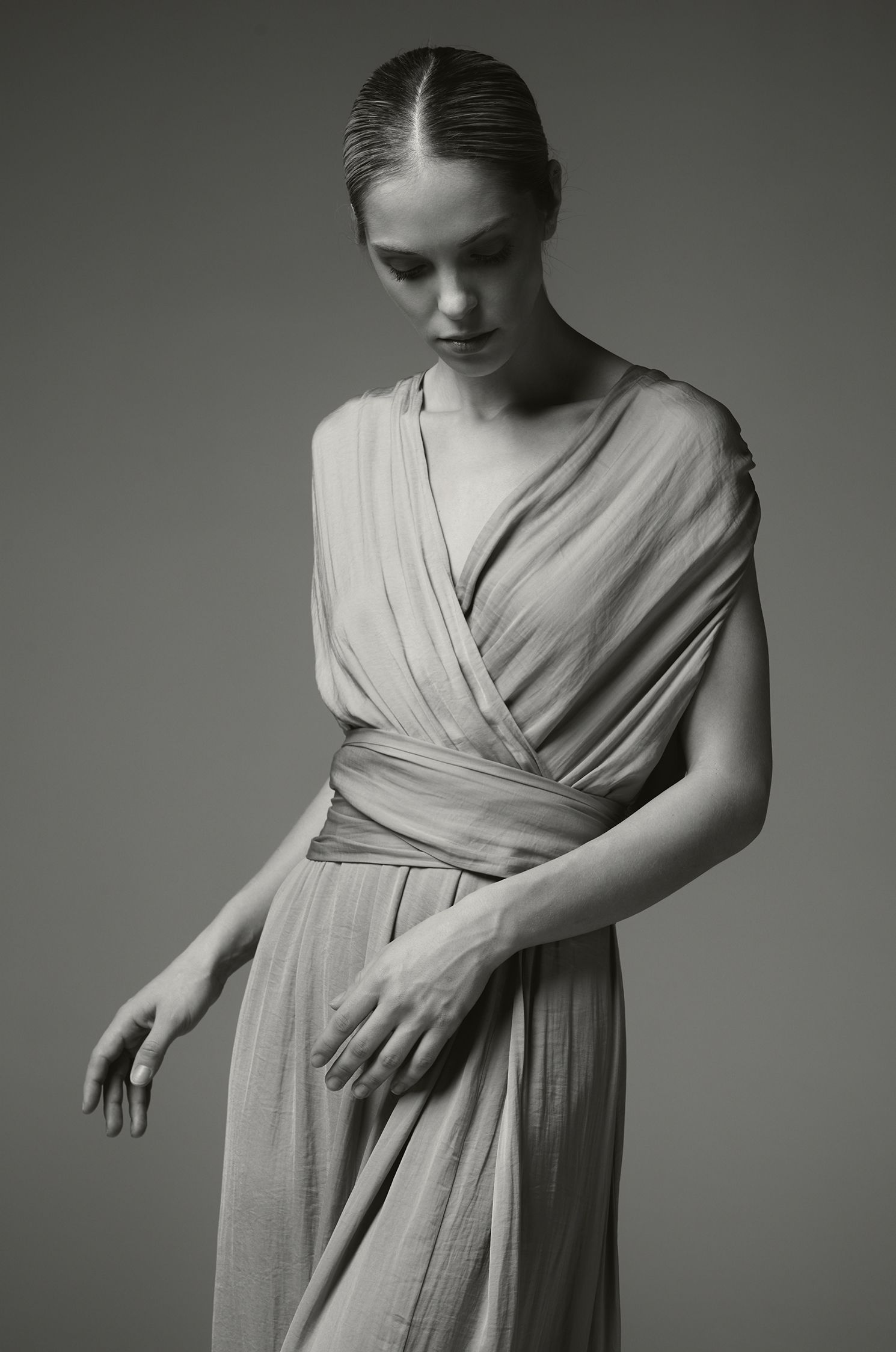 Błękitna sukienka midi z satynowej tkaniny Solar Obraz 3