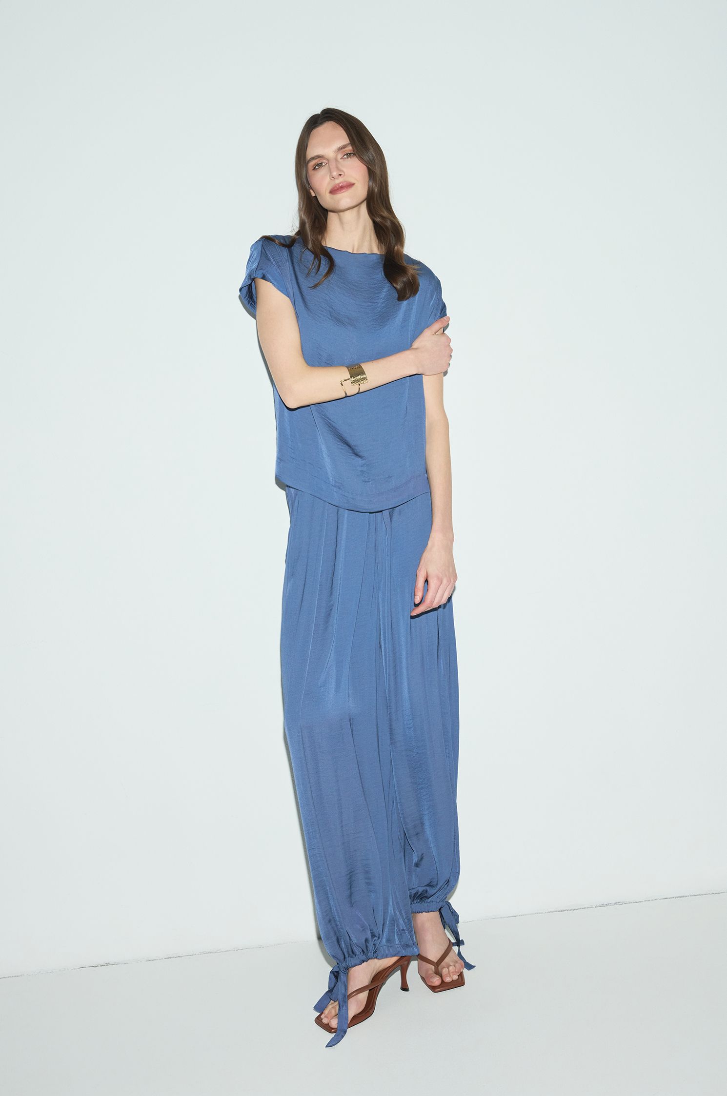 Niebieskie spodnie z satynowej tkaniny Solar Obraz 2