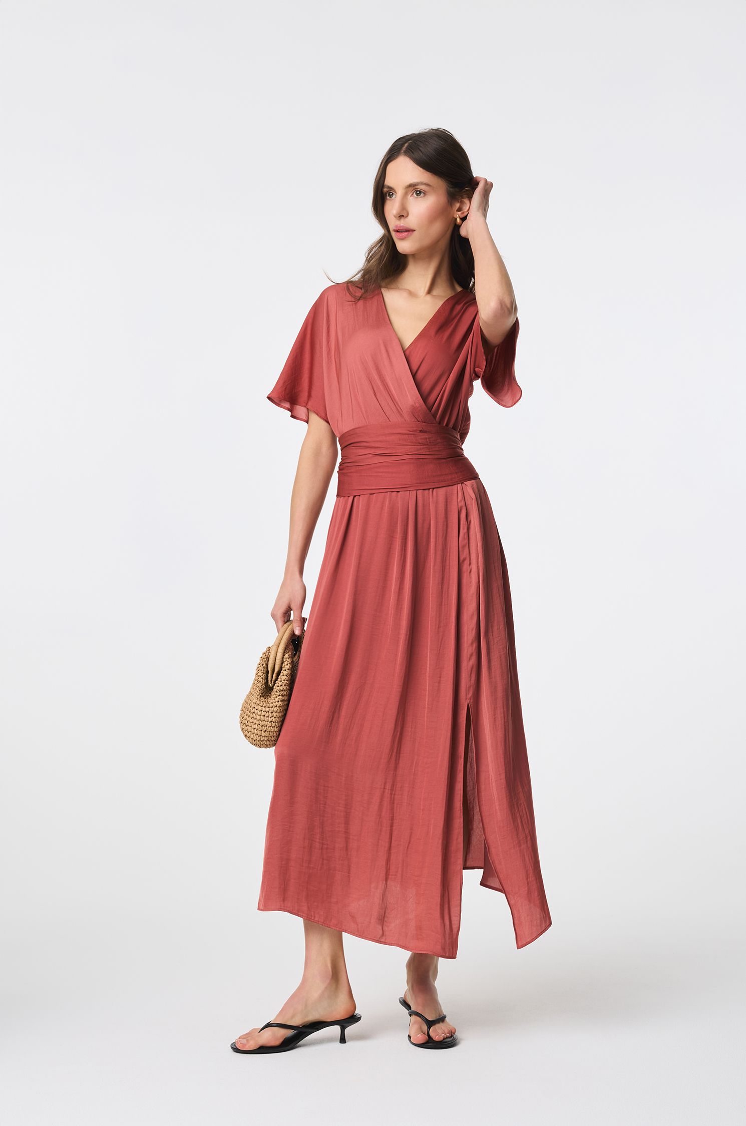 Satynowa sukienka midi w kolorze terakota Solar Obraz 2