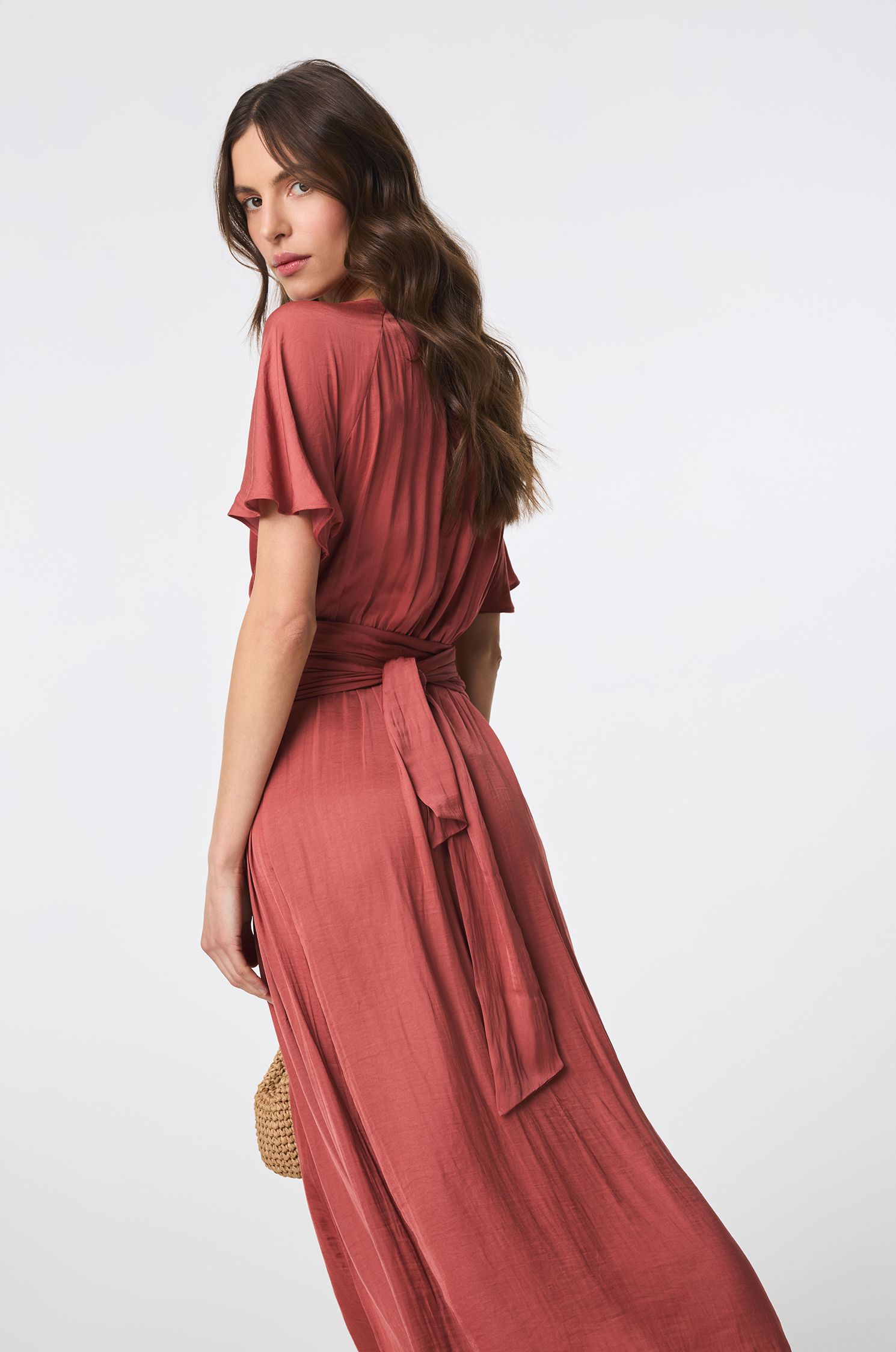 Satynowa sukienka midi w kolorze terakota Solar Obraz 3