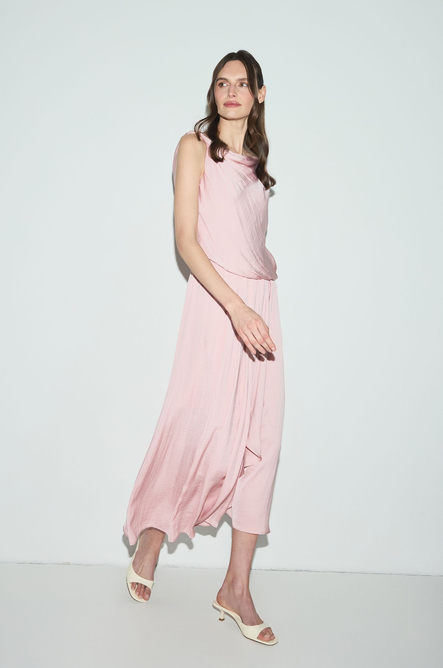 Pudroworóżowa sukienka maxi z falbaną Solar Obraz 1