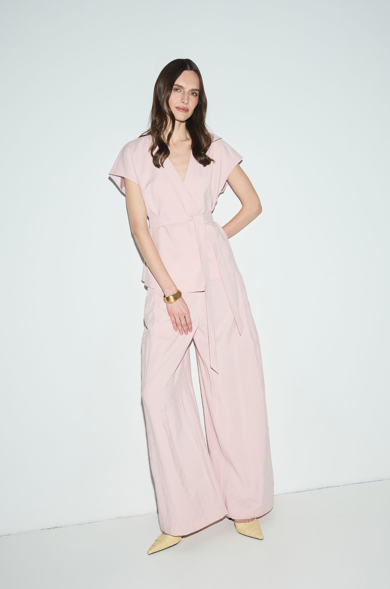 Pudroworóżowa bluzka z wiązaniem w talii Solar Obraz 1