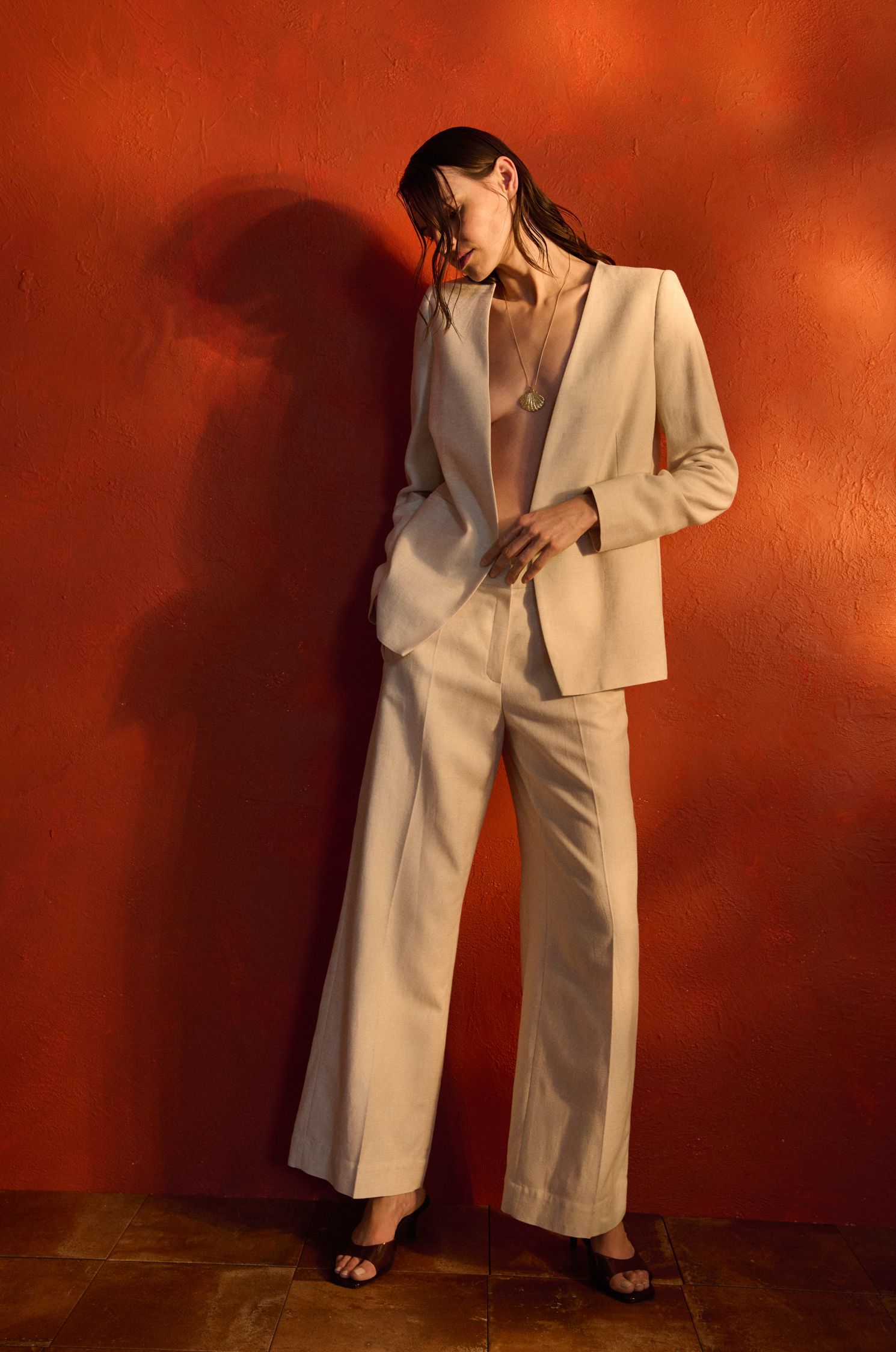 Beżowa marynarka z biżuteryjnym zapięciem Solar Obraz 2