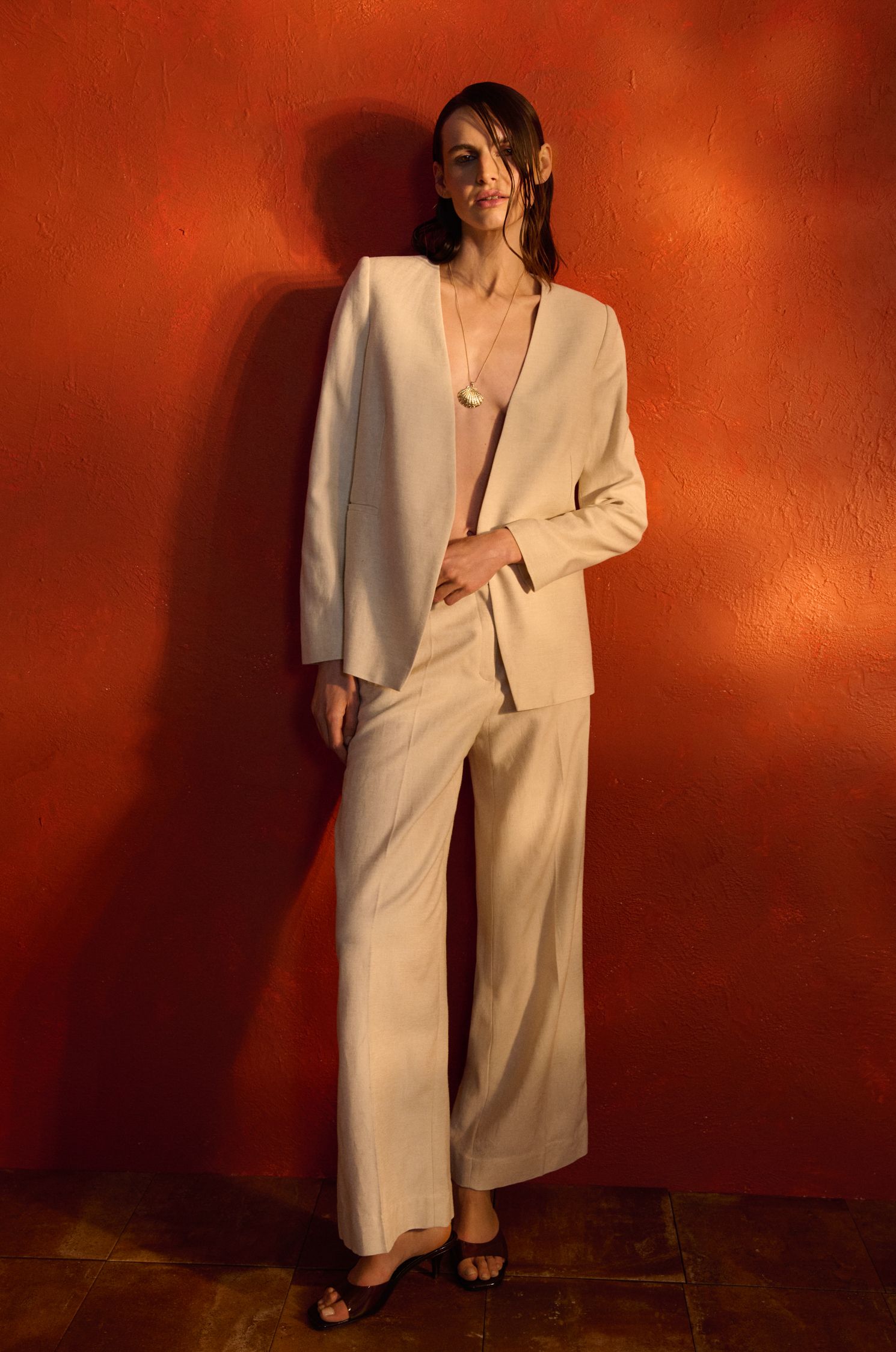 Beżowa marynarka z biżuteryjnym zapięciem Solar Obraz 1