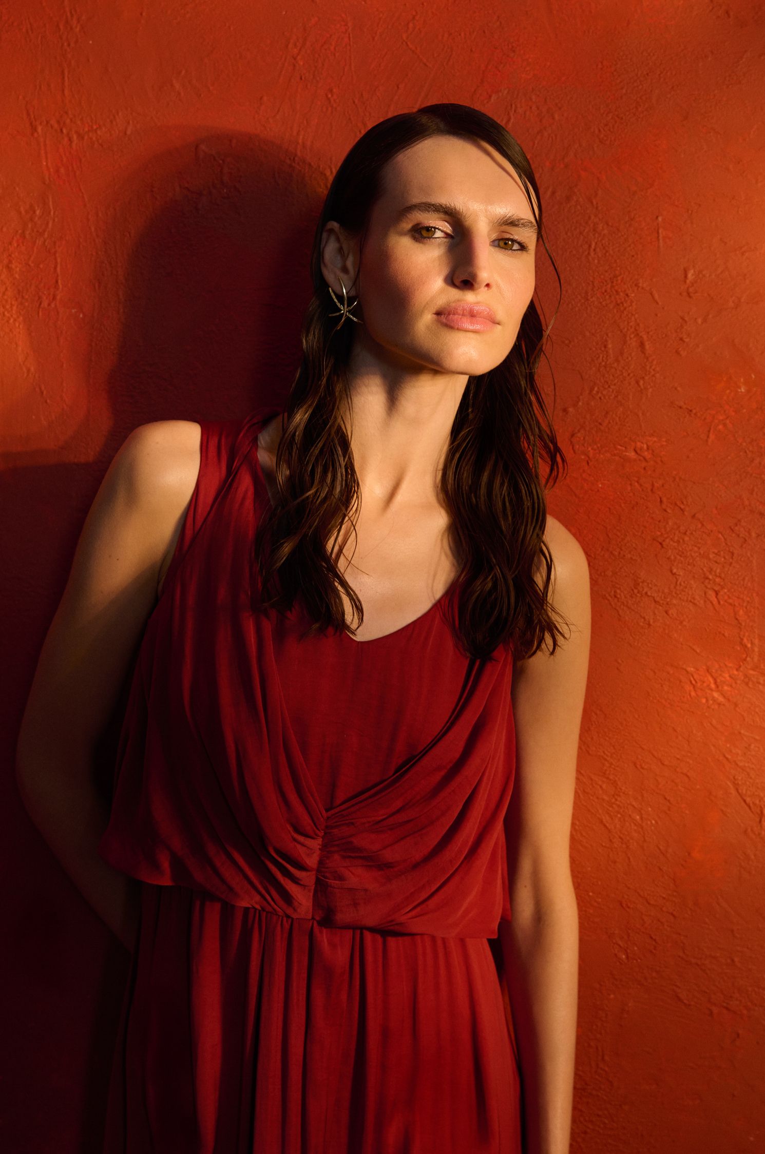 Terakotowa sukienka z ozdobnym drapowaniem Solar Obraz 2