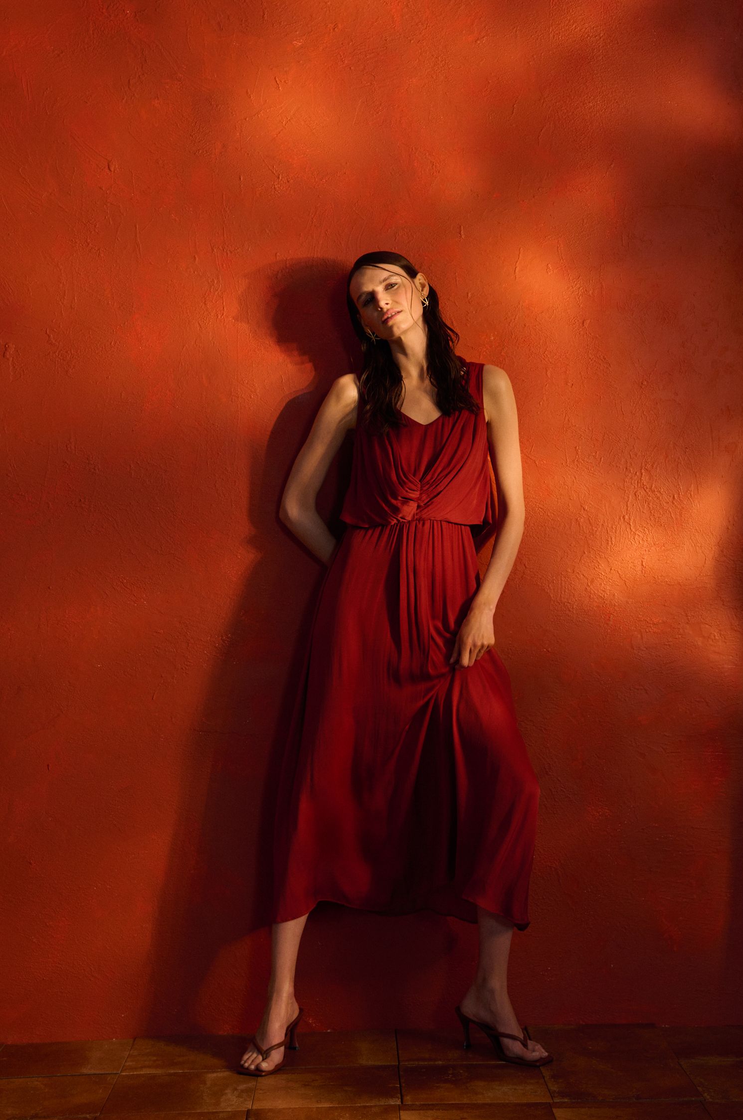 Terakotowa sukienka z ozdobnym drapowaniem Solar Obraz 1