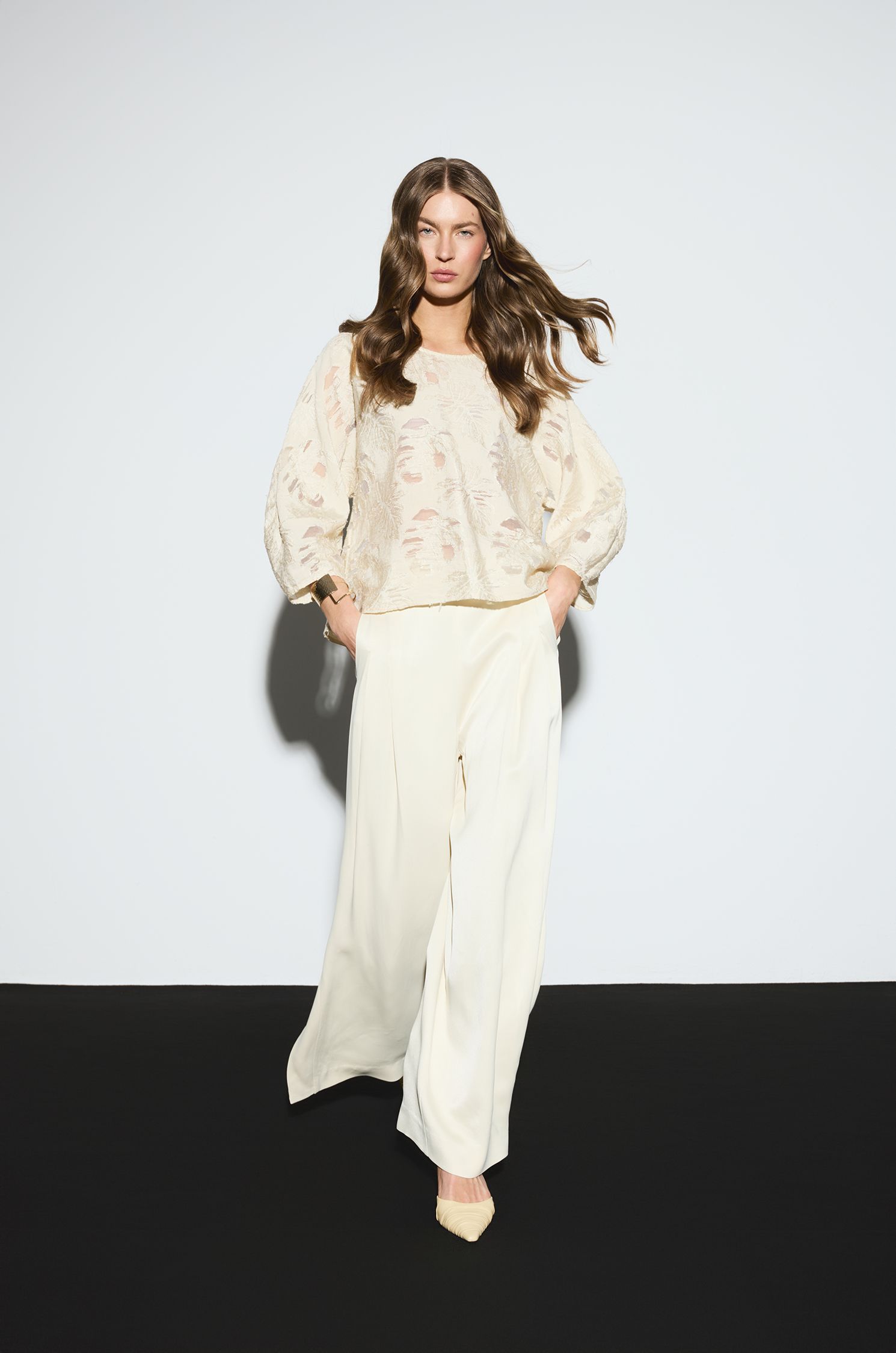 Żakardowa bluzka w kolorze ecru Solar Obraz 2