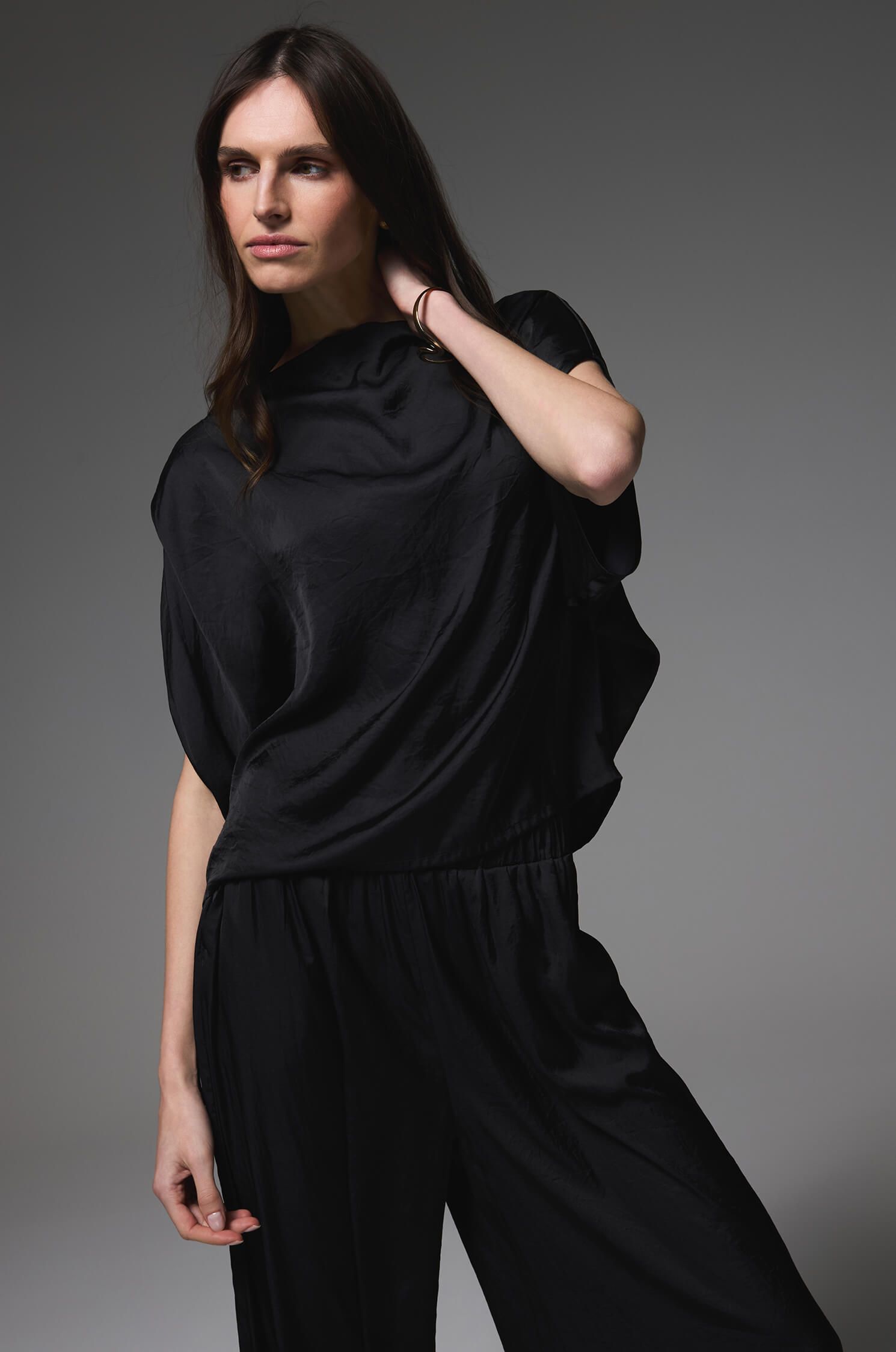 Satynowa czarna bluzka Solar Obraz 2