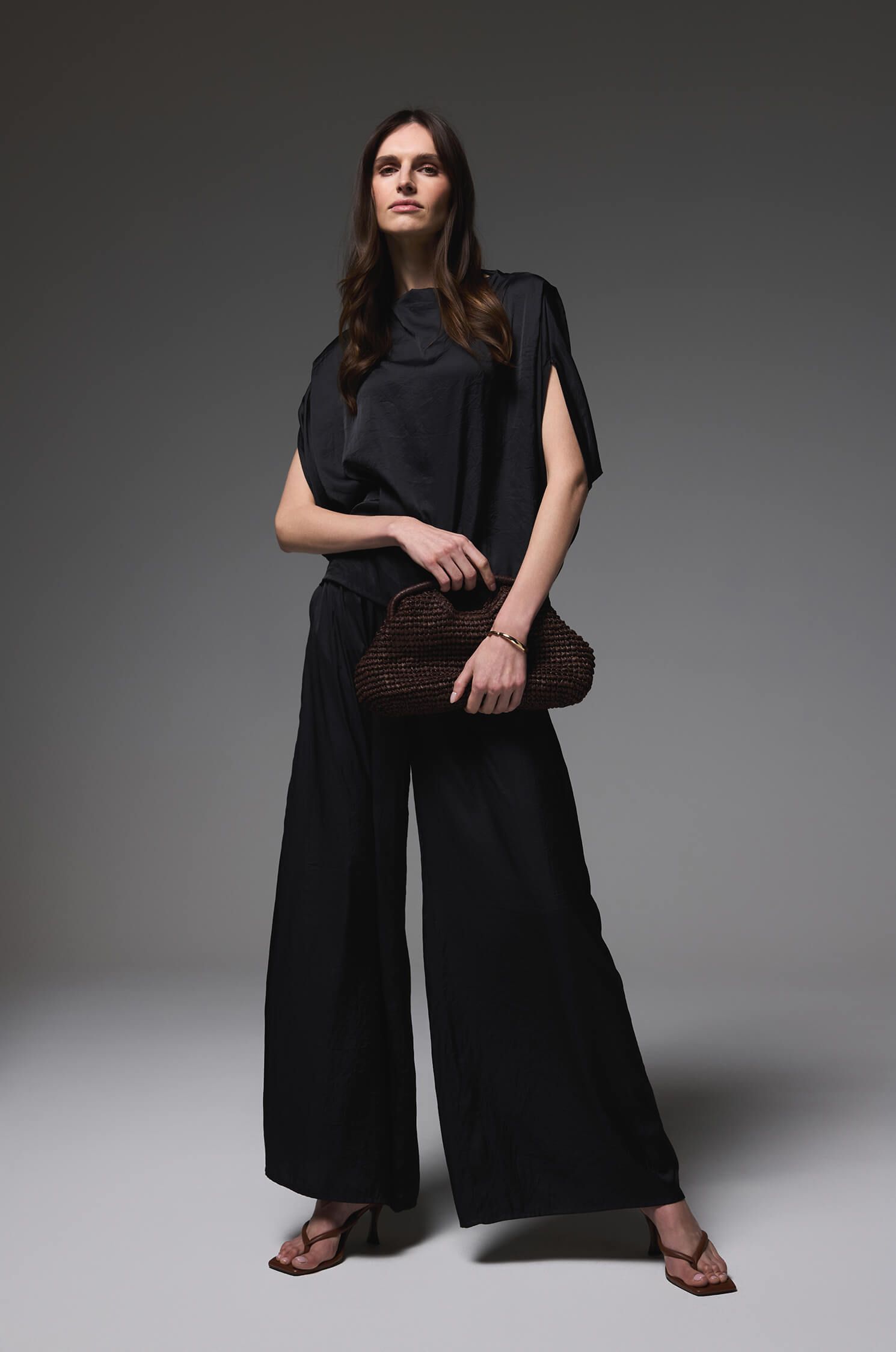 Satynowa czarna bluzka Solar Obraz 1