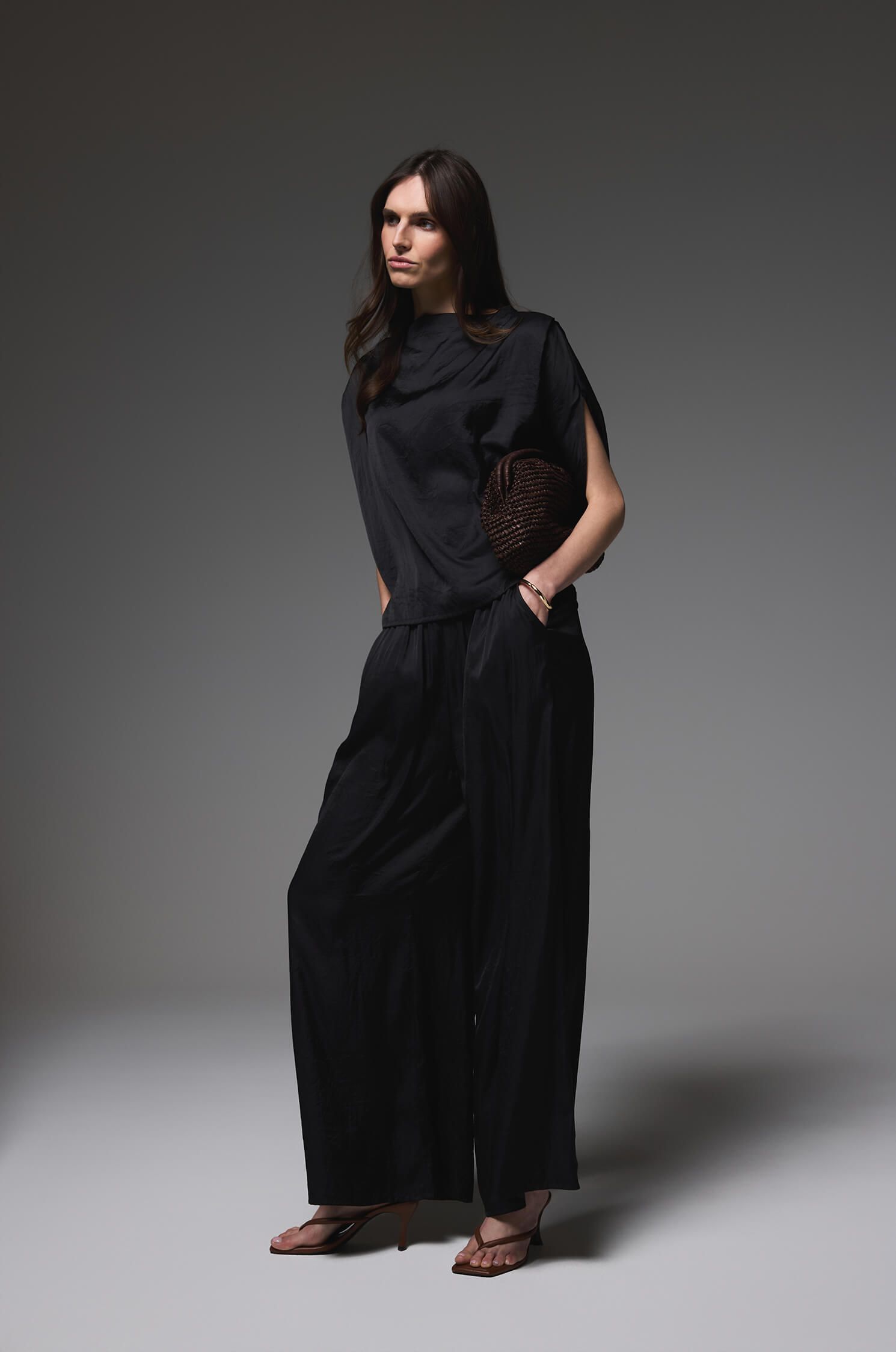 Satynowe czarne spodnie Solar Obraz 2