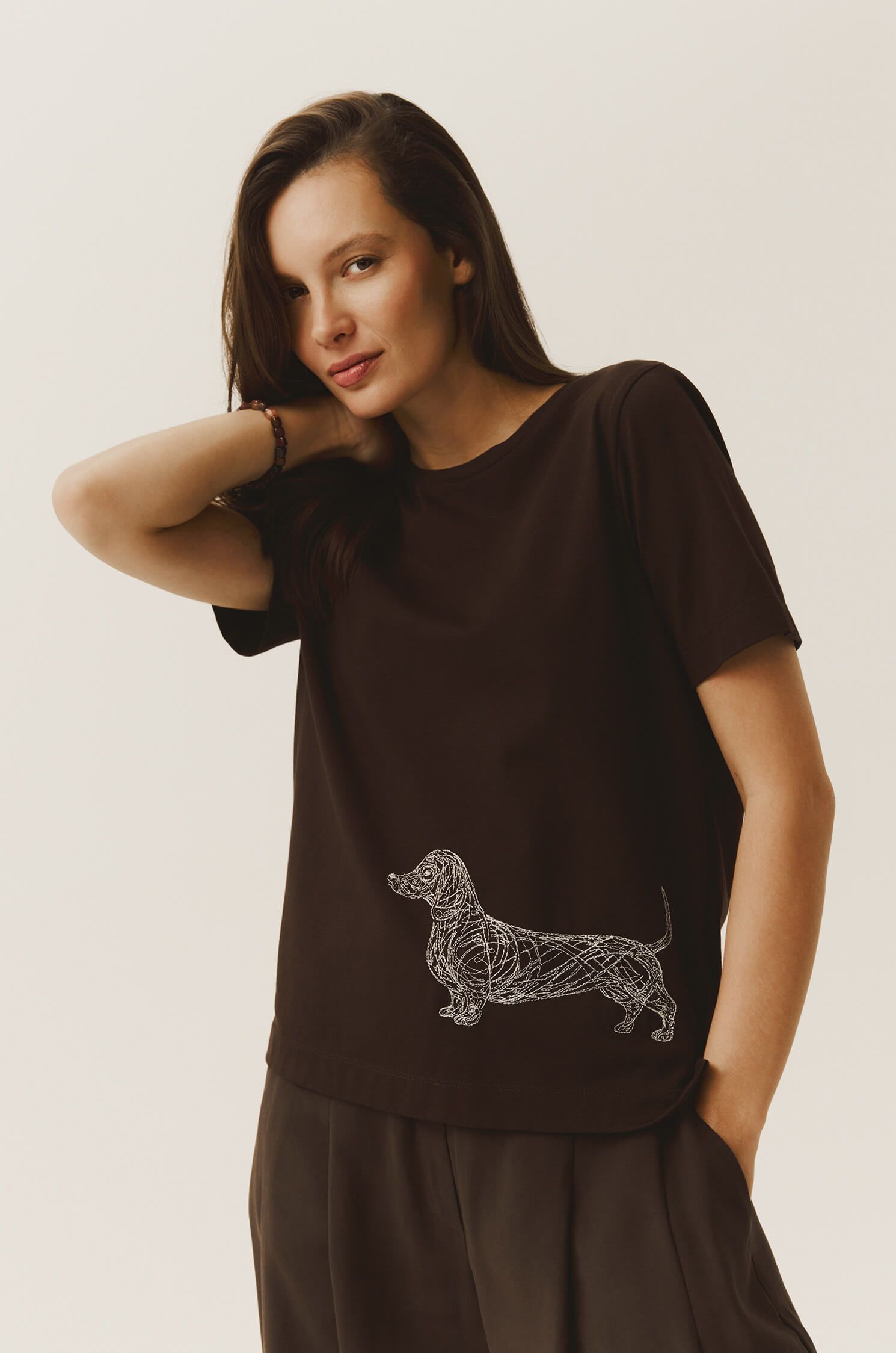 Bluzka z haftem w kształcie jamnika Solar Obraz 3