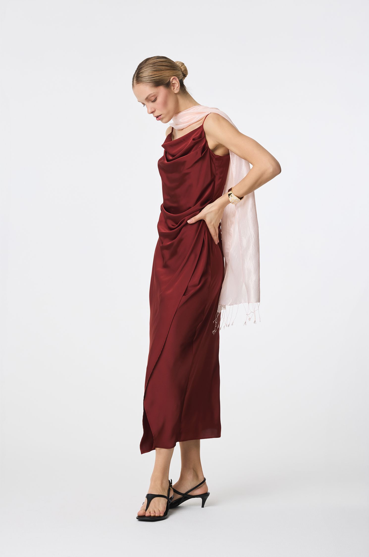 Drapowana sukienka z satynowej tkaniny Solar Obraz 2