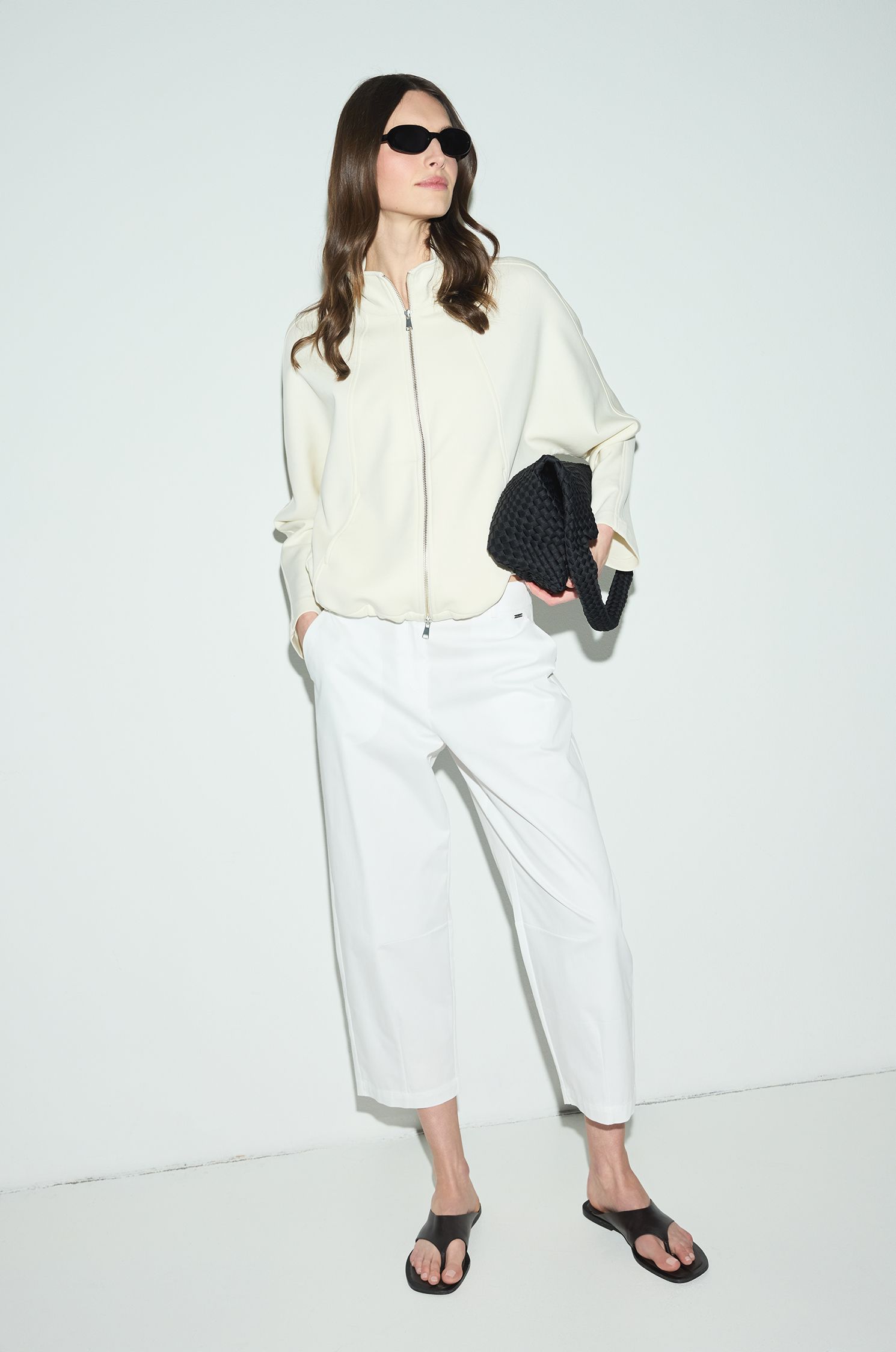 Białe spodnie ze zwężaną nogawką Solar Obraz 3