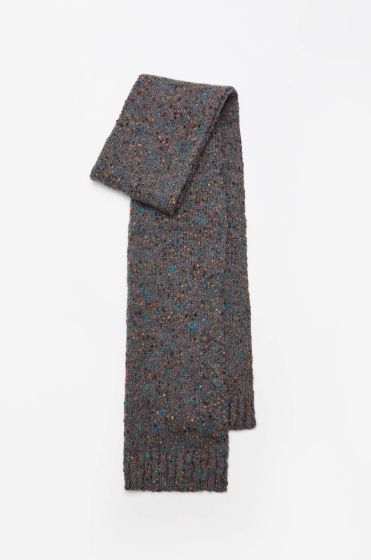 Szal z kolorowymi wpleceniami