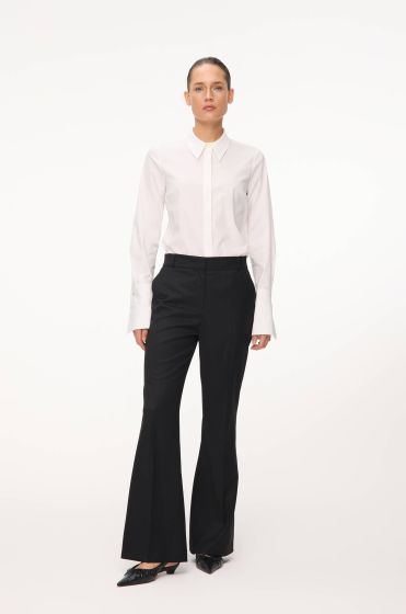 Czarne spodnie z rozszerzaną nogawką