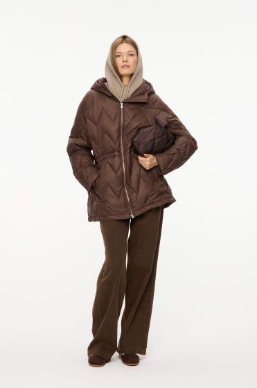 Pikowana brązowa kurtka z kapturem
