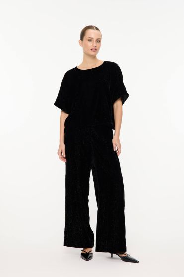 Czarne spodnie z połyskującą nitką