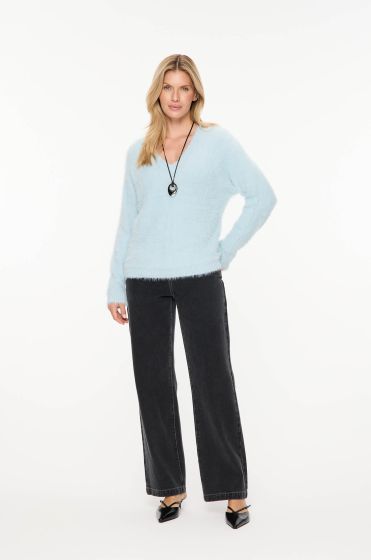 Sweter z dekoltem w v