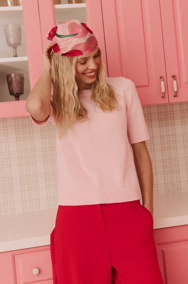 Jedwabna apaszka z autorskim printem w wiśnie