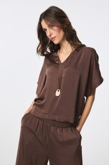 Brązowa bluzka z dekoltem w kształcie v
