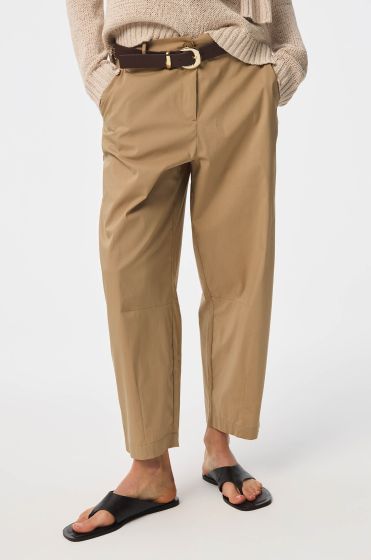 Skórzany pasek z zaokrągloną klamrą