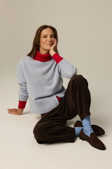 Błękitny sweter z wełny merino