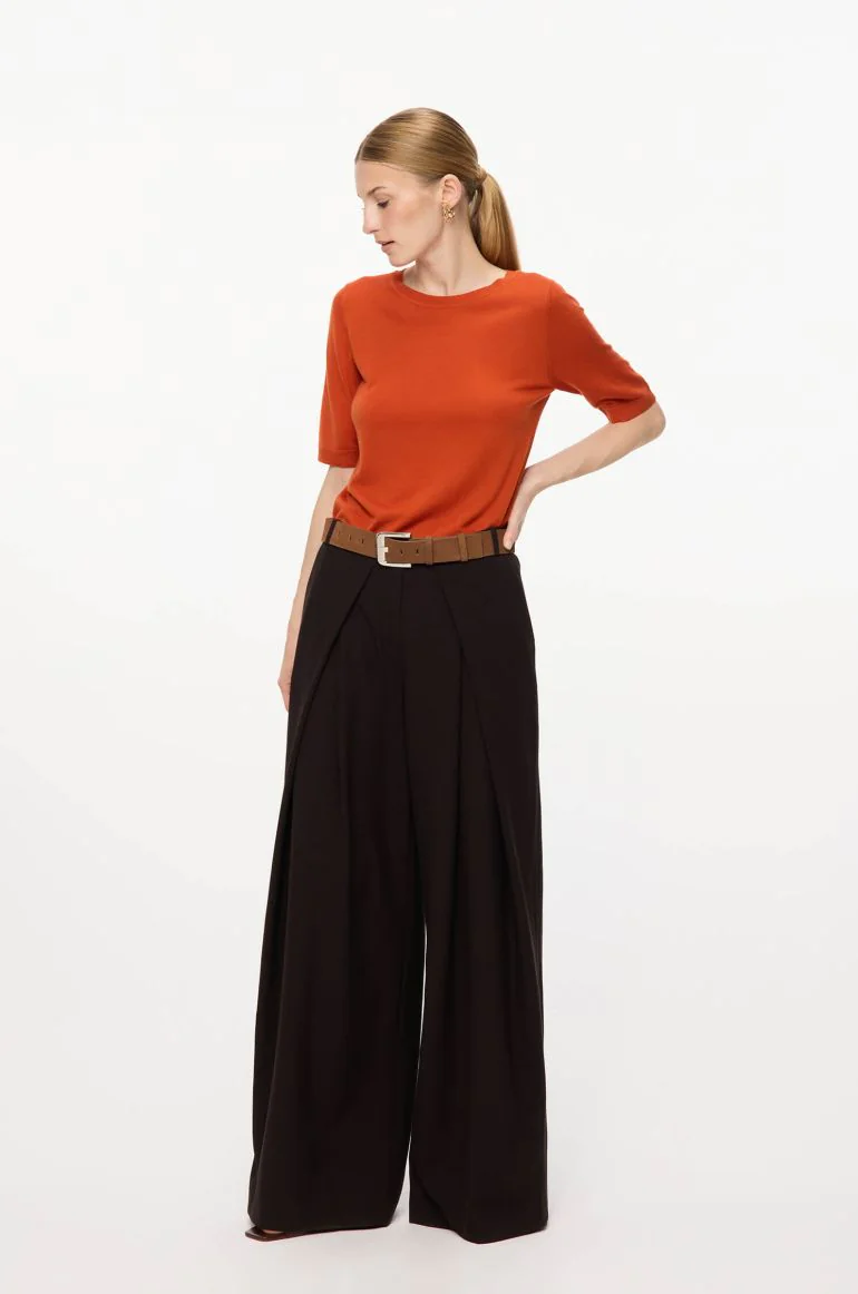 Brązowe spodnie typu wide leg
