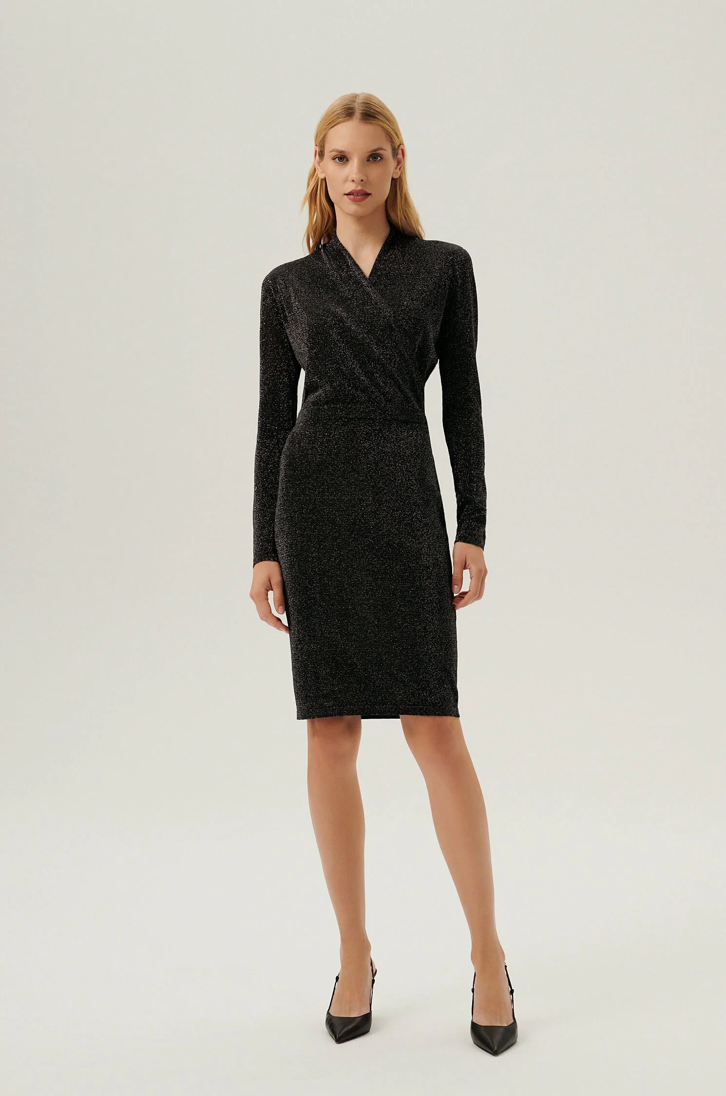 Dopasowana sukienka z błyszczącą nitką