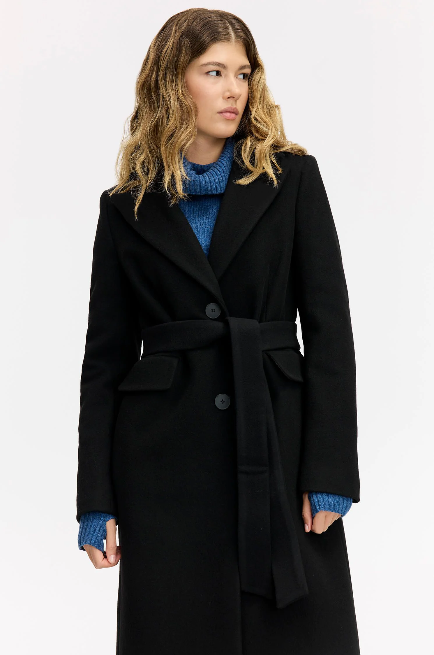 Płaszcz z wełnianej mieszanki z paskiem