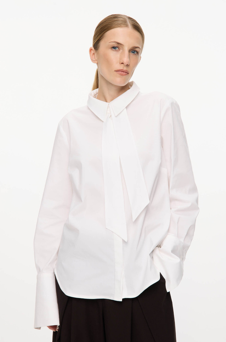 Biała koszula z ozdobnym wiązaniem