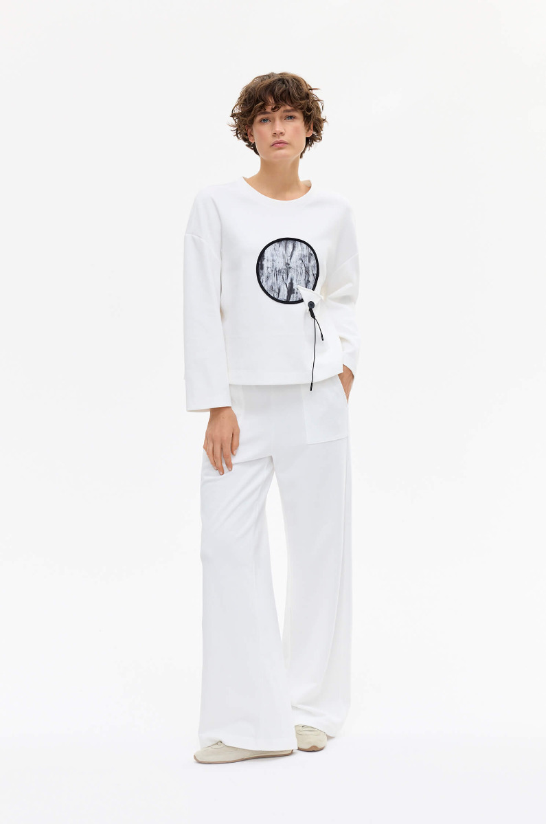 Bluza z geometryczną aplikacją