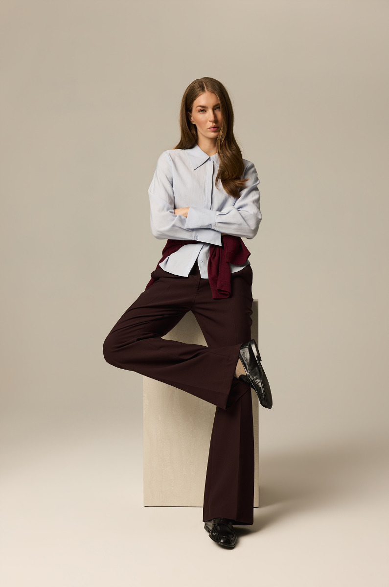 Burgundowe spodnie flare
