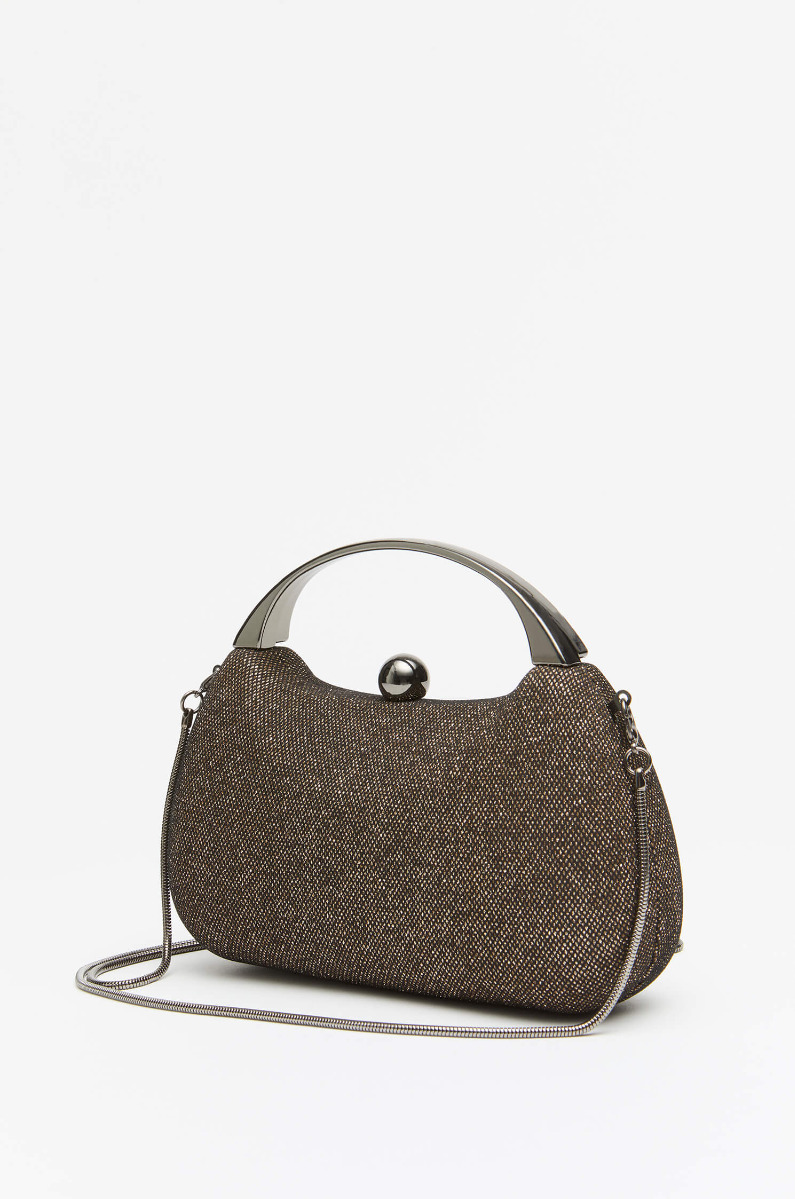 Czarna torebka z połyskującą nitką